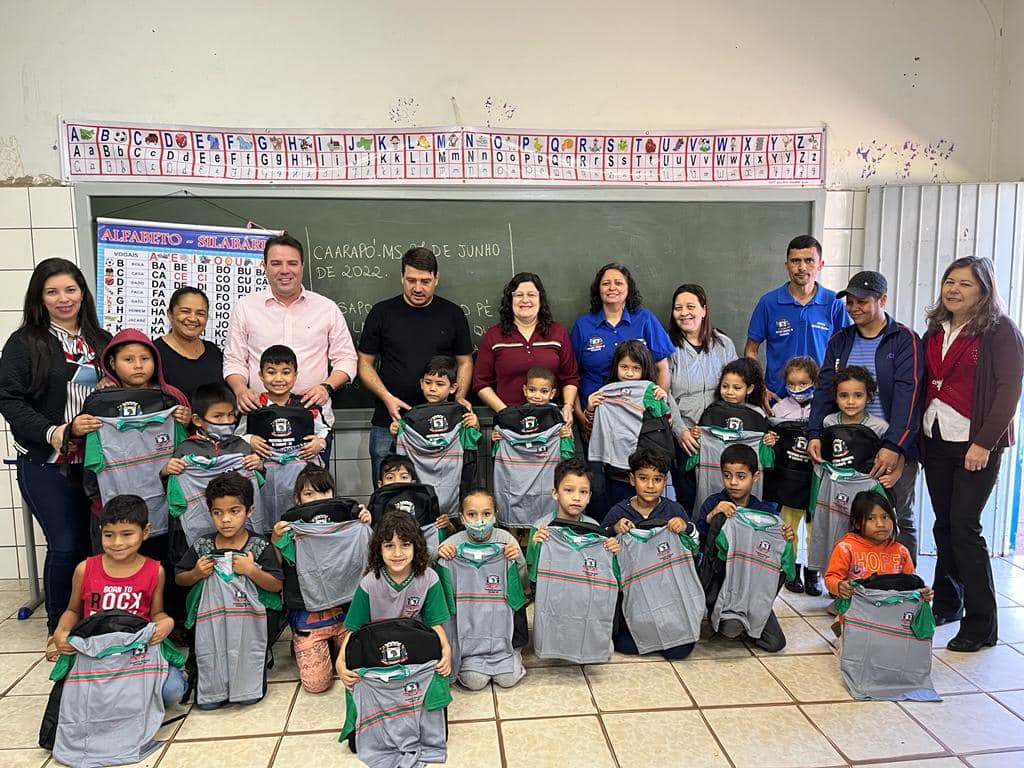 Prefeitura de Caarapó distribui 5 mil mochilas e 10 mil peças de uniforme escolar