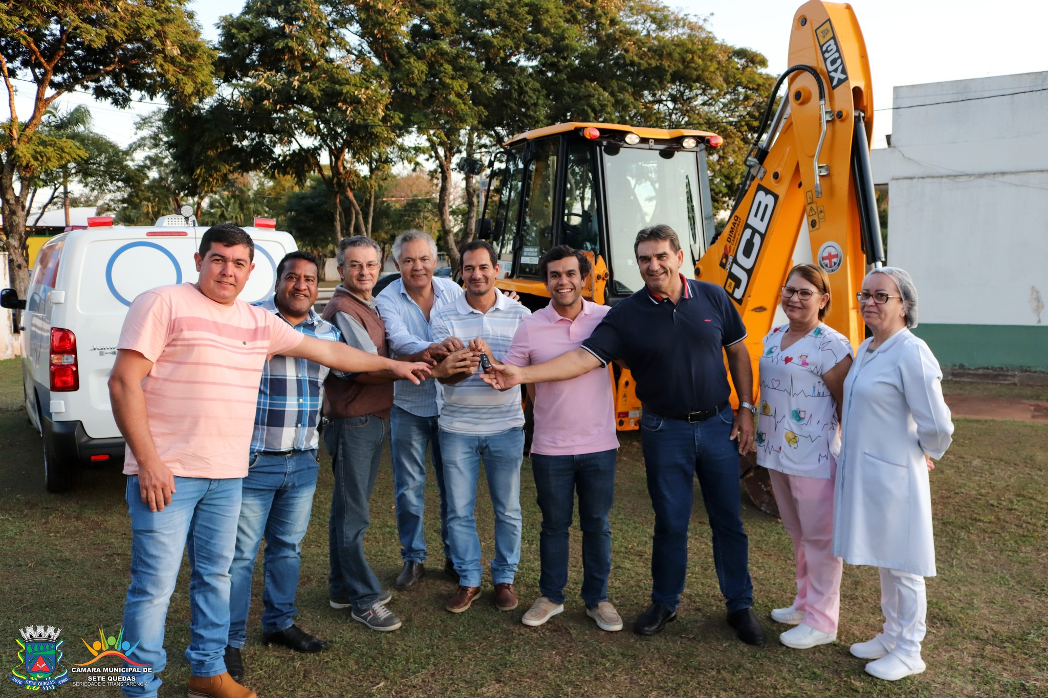 Deputado Beto Pereira e prefeito Chico Piroli entregam ambulância e retroescavadeira para a população em Sete Quedas