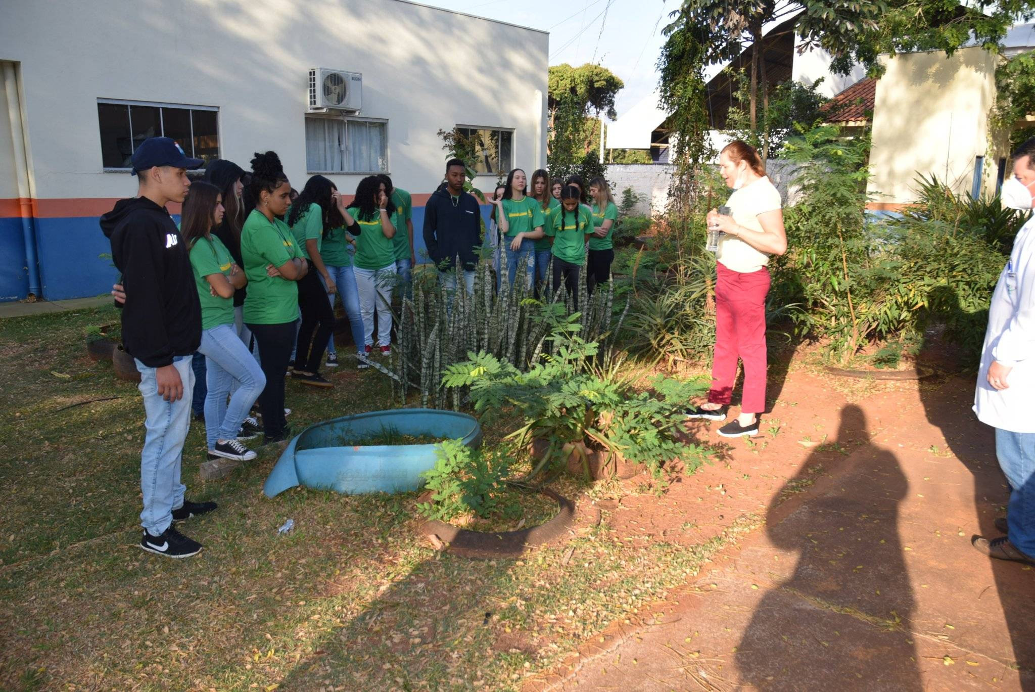 Alunos da Escola Estadual 8 de Maio visitaram horta de plantas medicinais em Iguatemi