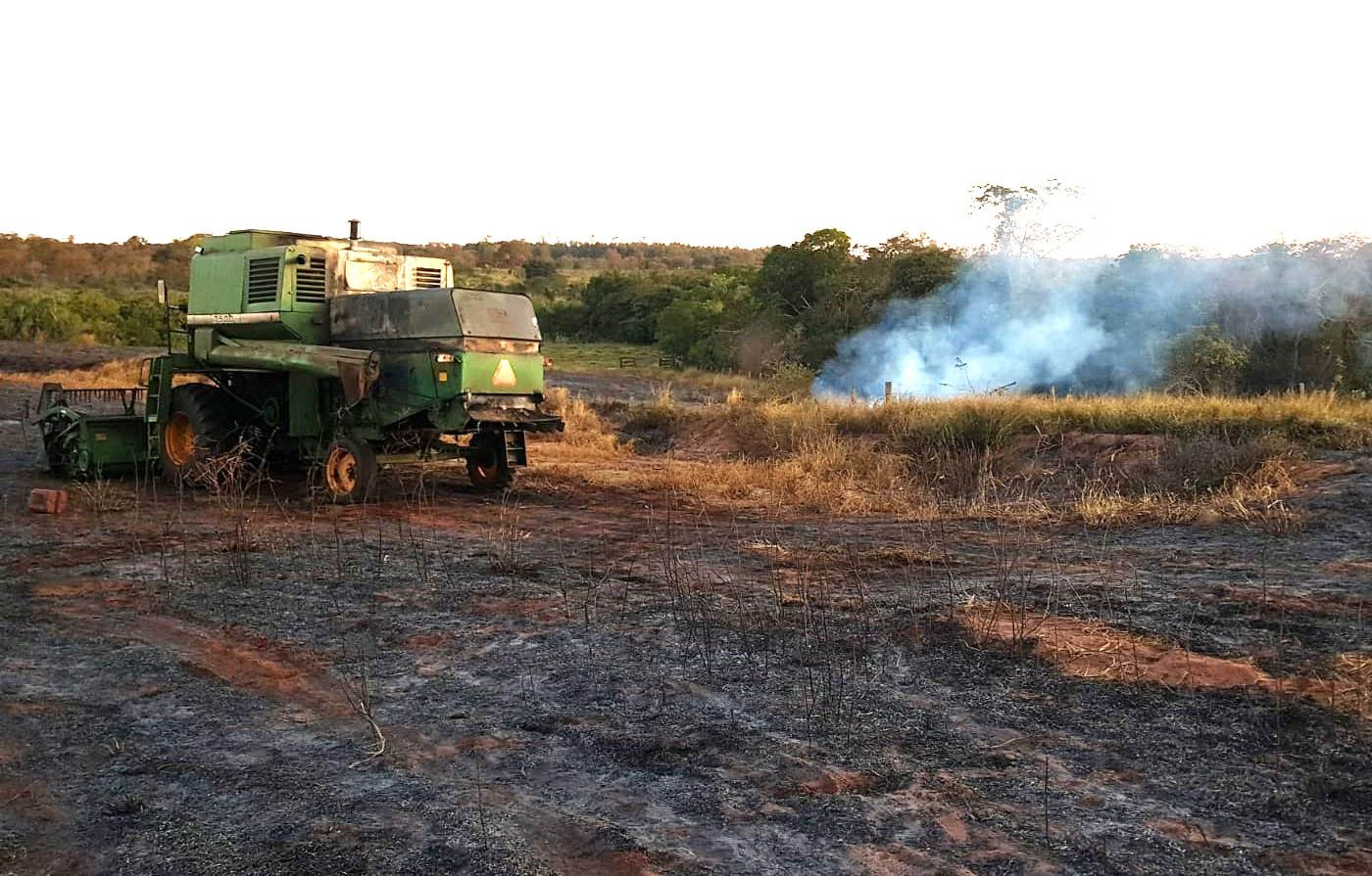 Colheitadeira pega fogo e chamas se espalham para pastagem e reserva ambiental em Amambai