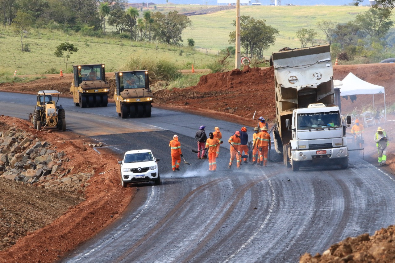 Pavimentação de rodovia que vai ampliar acesso a Bonito segue em ritmo acelerado