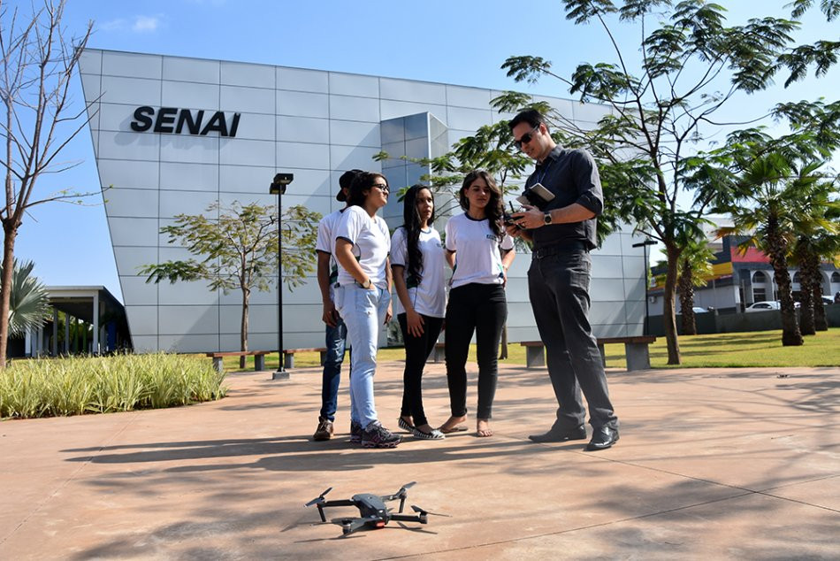 Faculdade Senai de Construção está com inscrições abertas para formação básica em pilotagem de drone