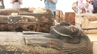 Arqueólogos encontram 250 caixões e tesouros de múmias de 500 a.C no Egito