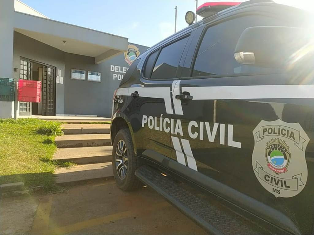 Após atropelar cones, motorista bêbado tenta subornar policiais por 20 reais e acaba preso em Amambai