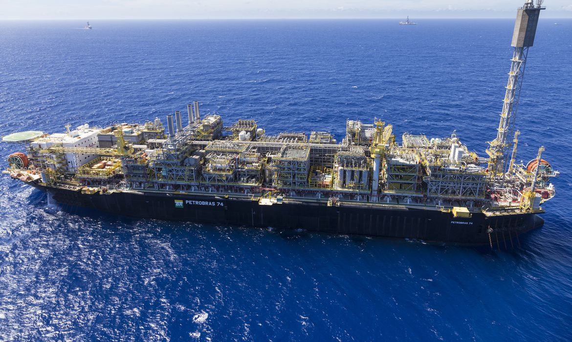 Petróleo fecha em alta de 4% após Guerra de Israel impor temores sobre oferta Petróleo fecha em alta de 4% após Guerra de Israel impor temores sobre oferta