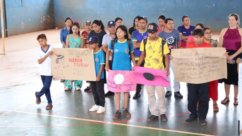 Protesto de alunos da Aldeia Sassoró cobra da Energisa a conclusão da rede elétrica de escola indígena, em Tacuru