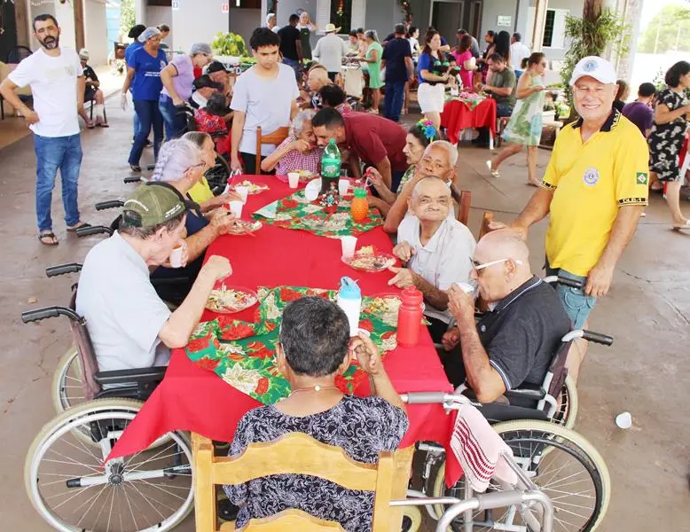 Lar Frei Fabiano de Cristo e Lions Clube promovem confraternização para idosos e familiares em Amambai