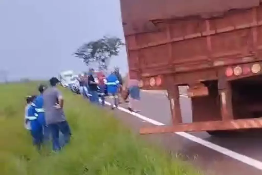 Uma carreta bloqueia rodovia em Caarapó